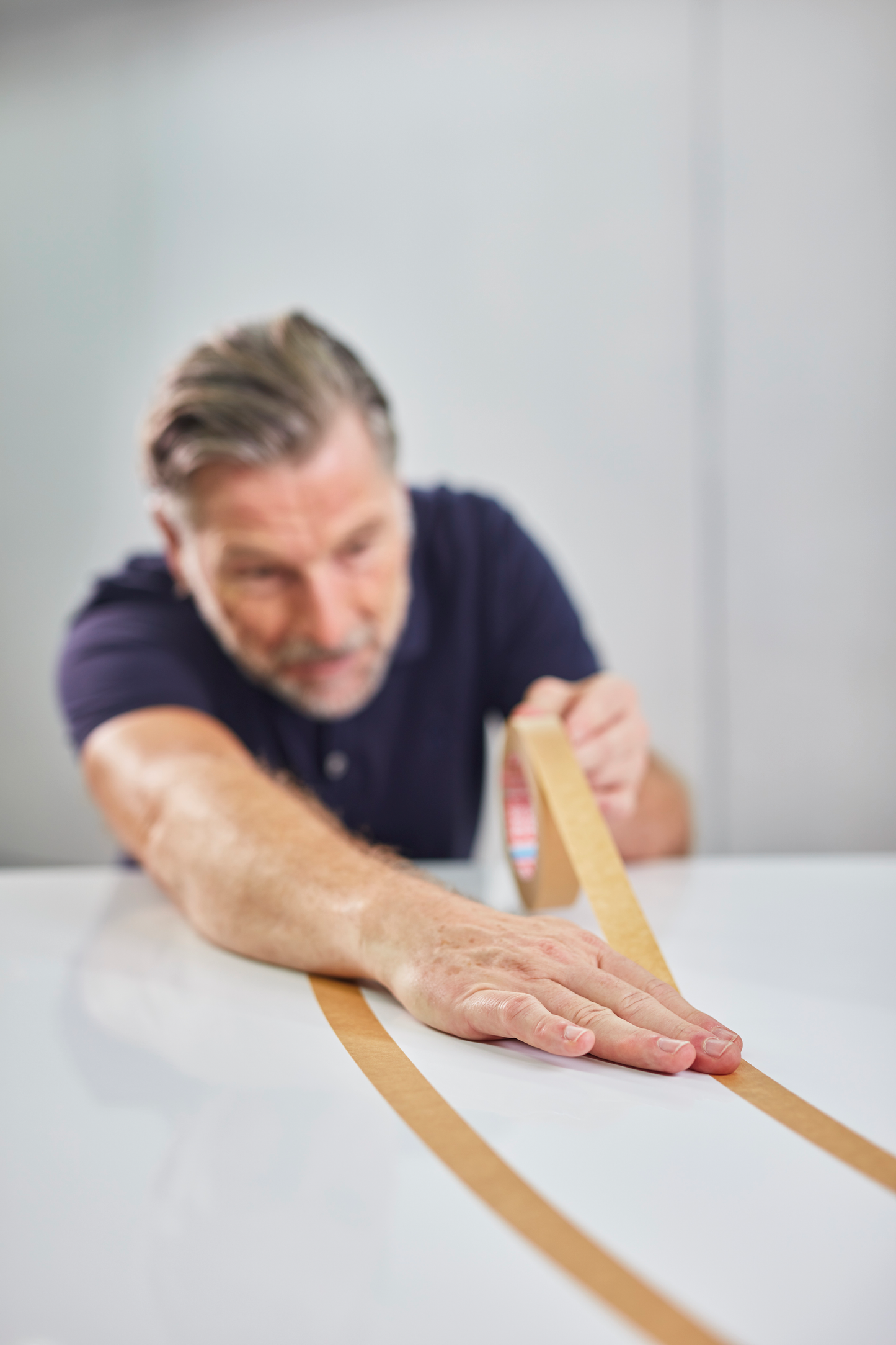 tesa® 4304 High performance paper masking tape up to 163°C/325°F - tesa-4304-high-performance-masking-tape-up-to-163-celsius-step1of5-ap.png