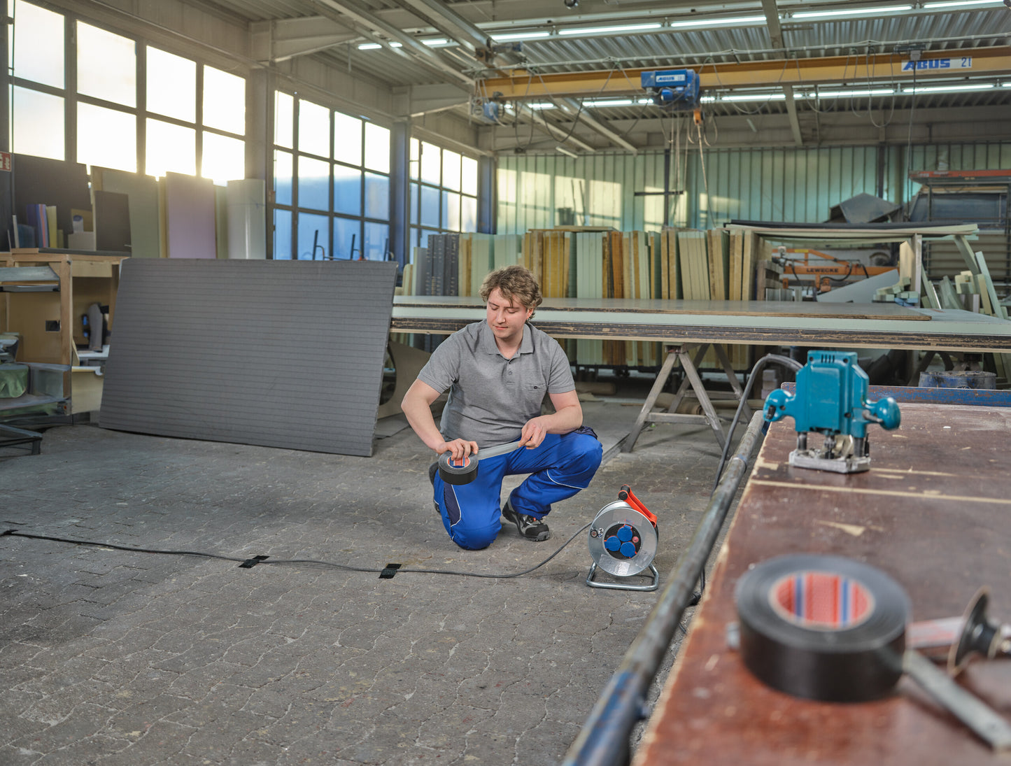 tesa® 60462 Heavy-duty duct tape - 30% recycled share - 60462-duct-black-floor-02-ap.jpg