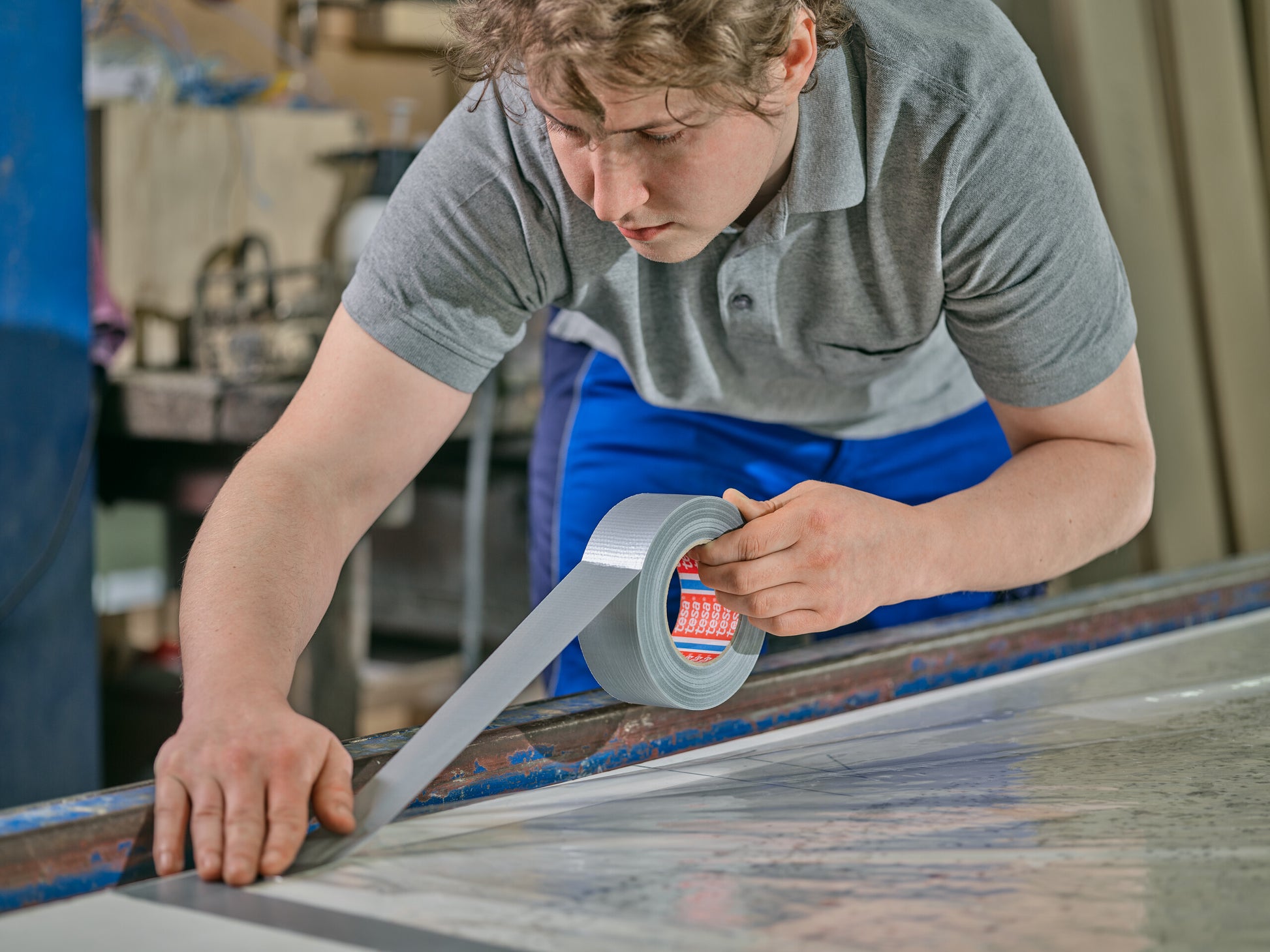 tesa® 60462 Heavy-duty duct tape - 30% recycled share - 60462-duct-silver-apply-05-ap.jpg