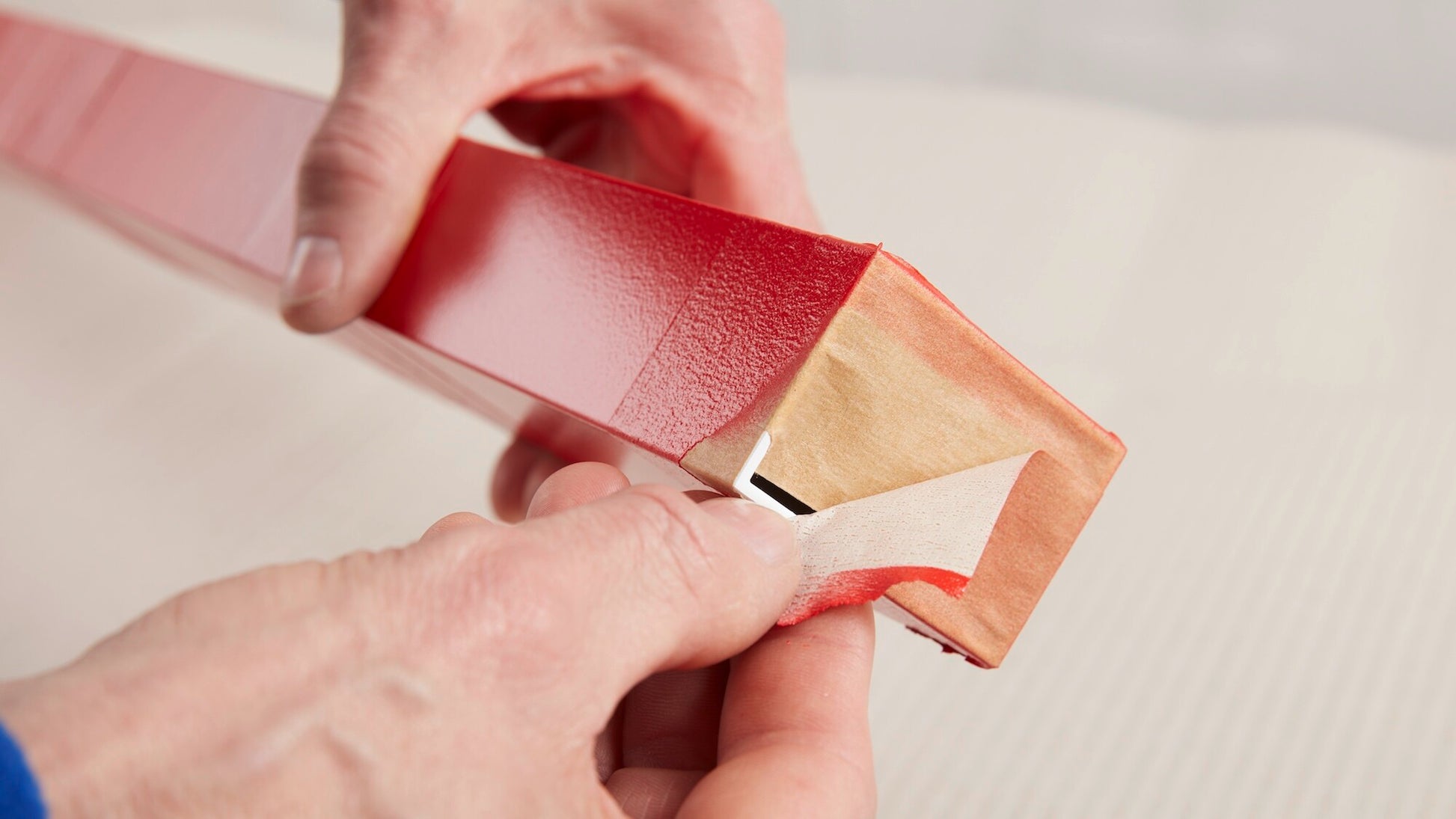 tesa® 4309 Temperature resistant masking tape for spray painting with subsequent oven-drying up to 120 °C - tesa-4309-masking-tape-for-paint-spraying-step3of7-ap.jpg