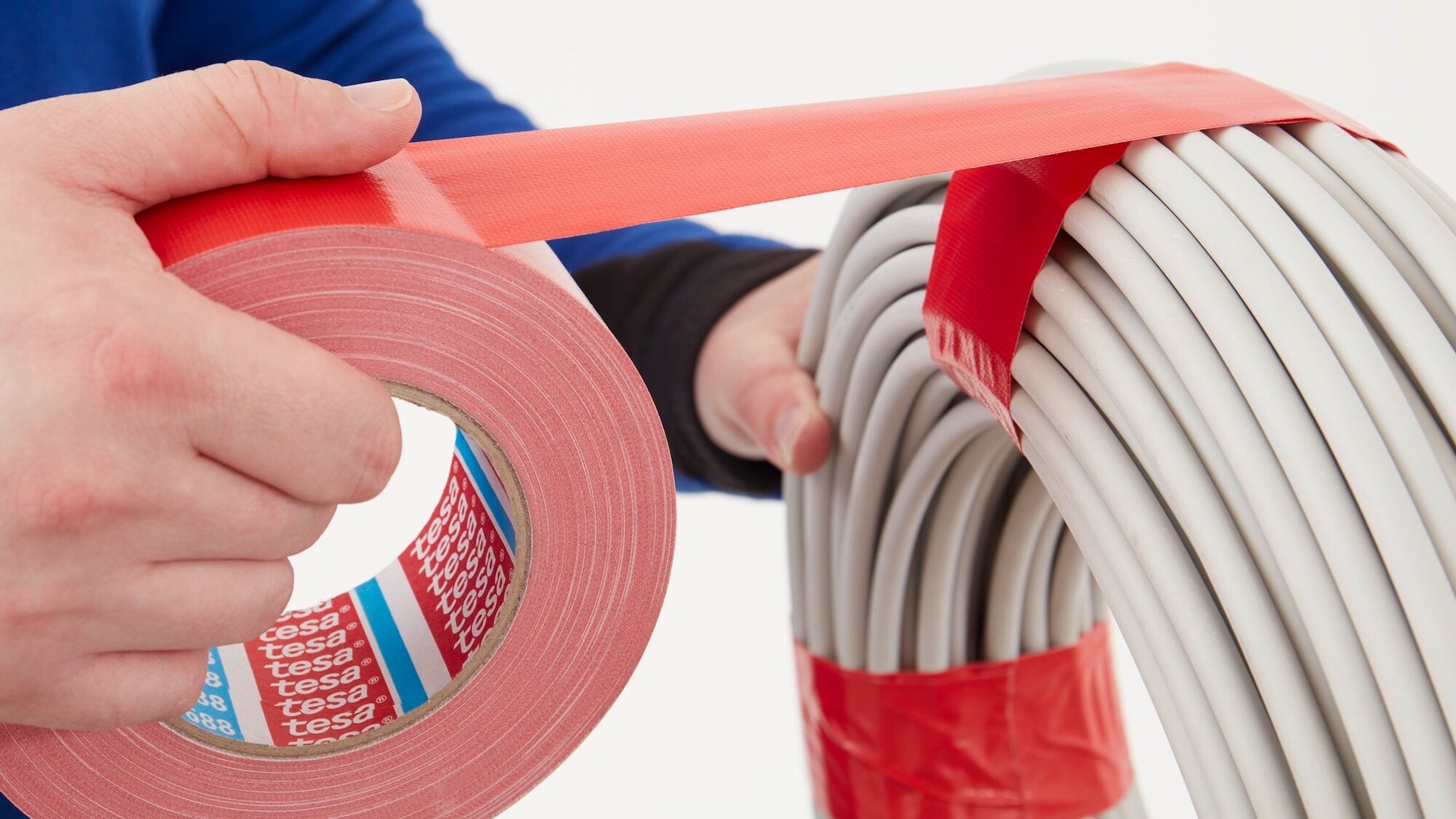tesa® 4688 Standard polyethylene coated cloth tape - tesa-4688-standard-polyethylene-coated-cloth-tape-red-step3of5-ap.jpg
