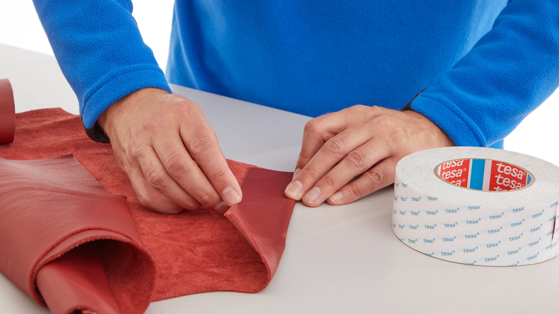 tesa® 4943 Double-sided non woven tape - tesa-4943-double-sided-non-woven-tape-step3of3-001.jpg