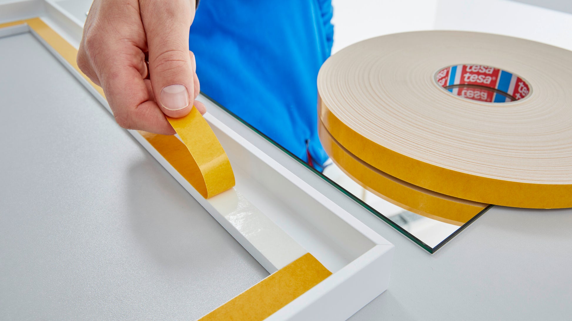 tesa® 4952I tesa® 4952 Double-sided PE Foam Tape (1150 µm) - tesa-4952-double-sided-mirror-tape-step2of4.jpg