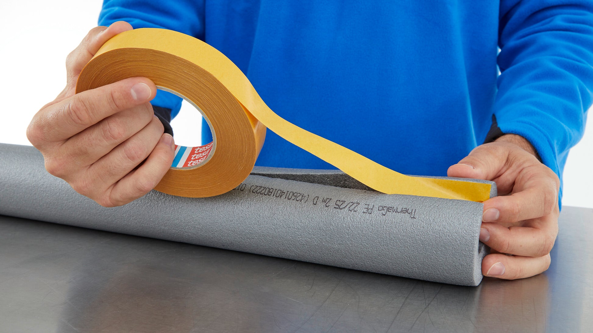 tesa® 51571 Double-sided non-woven tape - tesa-51571-double-sided-non-woven-tape-step1of3.jpg