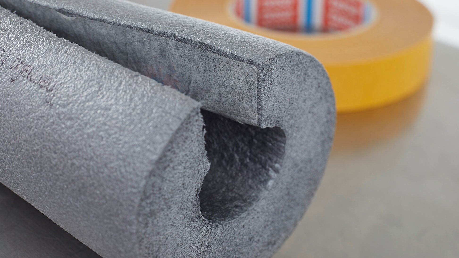 tesa® 51571 Double-sided non-woven tape - tesa-51571-double-sided-non-woven-tape-step2of3-002.jpg